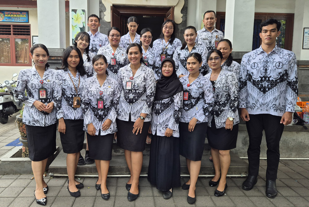 Ibu Kepala Sekolah berfoto bersama guru dan staff pegawai SDN 4 Sading