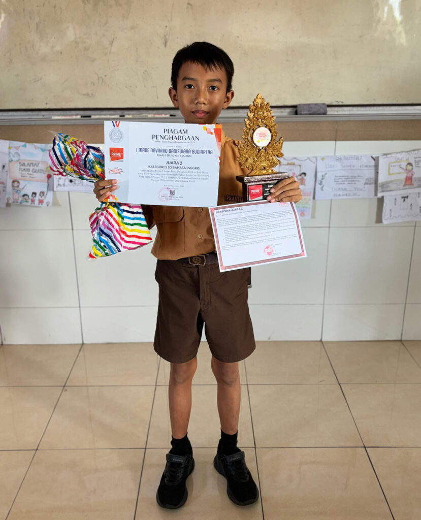 Navarro Saat Menerima Piagam dan Piala (Dok SDN 4 Sading)