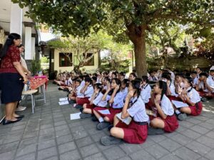 Semua Siswa Menyanyikan Lagu dan Tepuk Anti-Bullying (Dok SD No. 4 Sading)