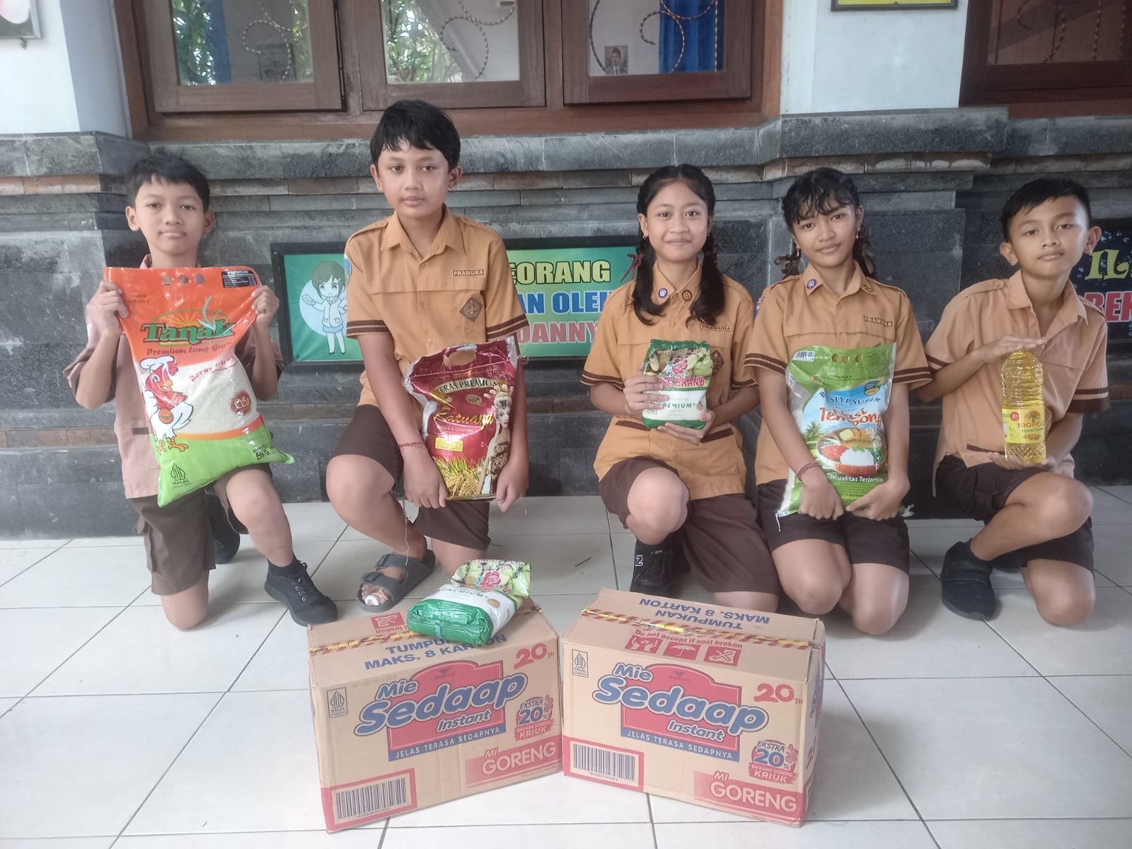 Para Siswa Mengumpulkan Sumbangan Untuk Panti Asuhan (Dok. SDN 4 Sading)