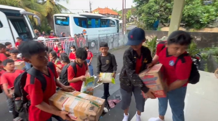 Para Siswa Bergotong Royong Memindahkan Sumbangan Bantuan Ke Panti Asuhan (Dok. SDN 4 Sading)