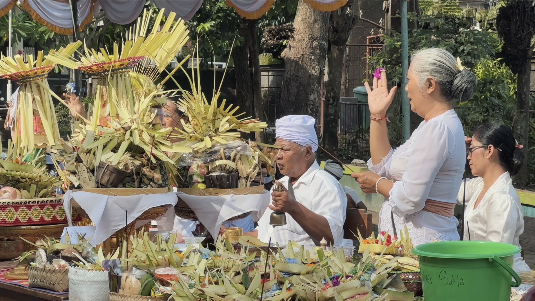 Upacara Dipimpin oleh Seorang Pemangku