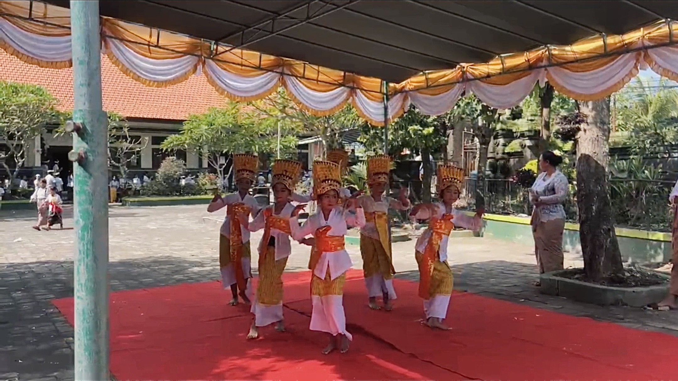 Tari Rejang Dewa oleh Siswa SD No. 4 Sading