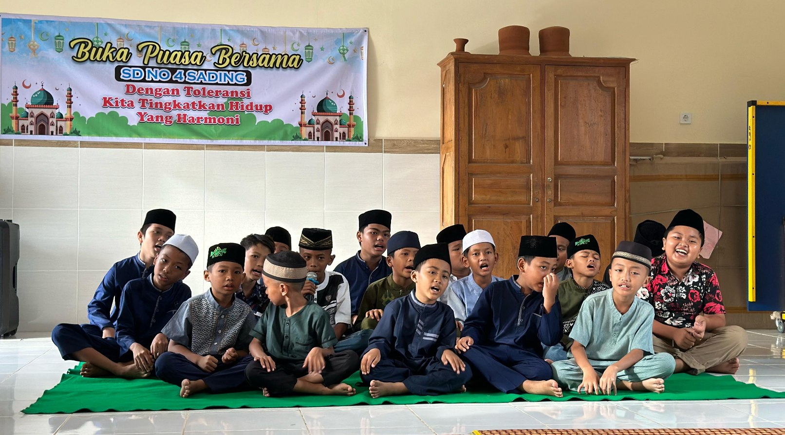Para siswa menyanyikan sholawat (Dok. SD No 4 Sading)
