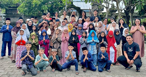 Kebersamaan siswa dan guru SD No 4 Sading dalam kegiatan berbuka puasa bersama