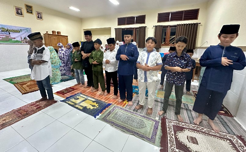 Para Siswa Melaksanakan Sholat Berjamaah (Dok. SD No 4 Sading)