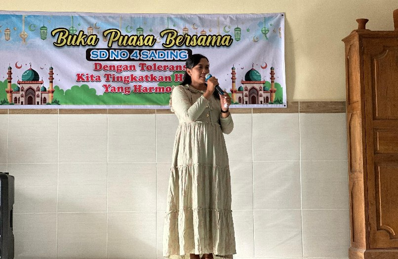 Sambutan Ibu Kepala Sekolah dalam acara buka puasa bersama (Dok. SD No 4 Sading)