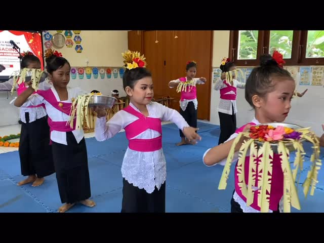 Momen Haru dan Bangga: Kemeriahan Pelepasan Kelas VI dan Pentas Seni SD No. 4 Sading penampilan tarian saat pelepasan murid kelas vi sdn 4 sading